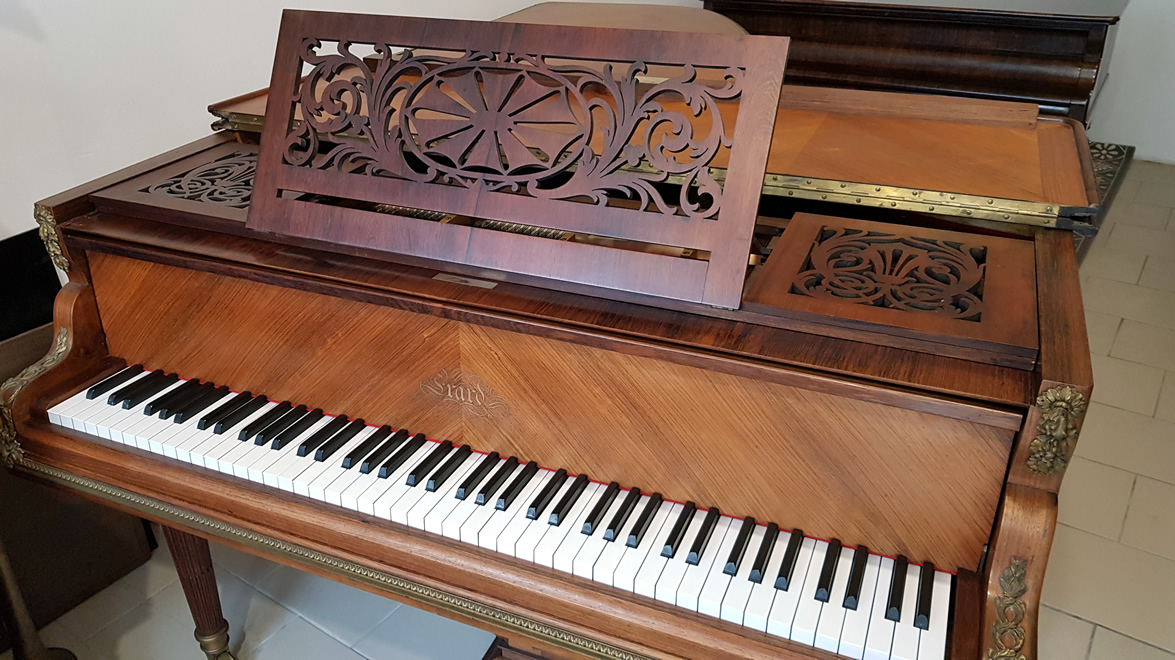 PIANO QUEUE ERARD LOUIS XVI TURBEC 1909