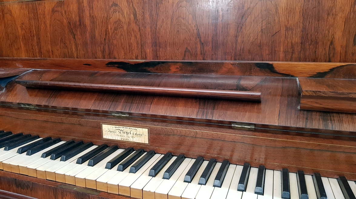 PLEYEL Pianino 6oct D.Filets1839