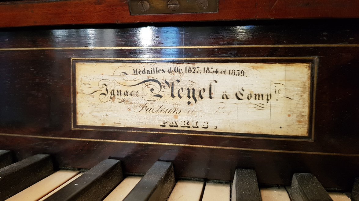 PLEYEL Pianino Acajou Ronceux 1839