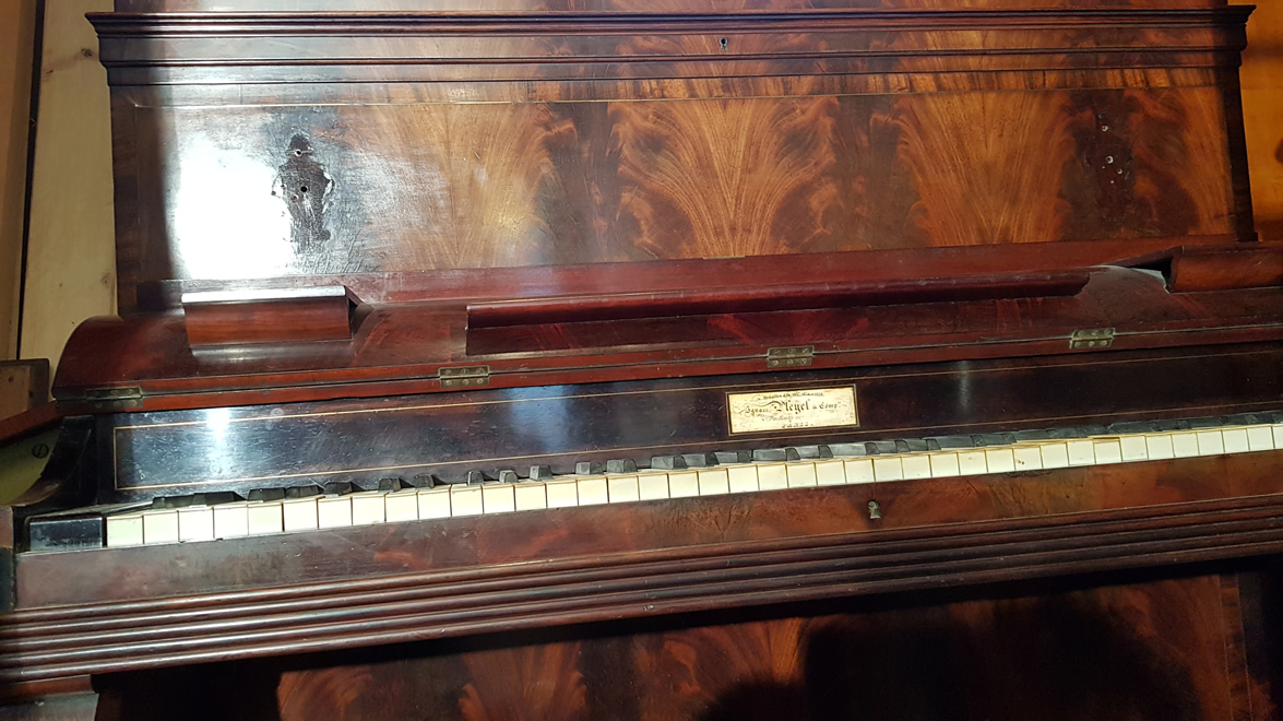 PLEYEL Pianino Acajou Ronceux 1839