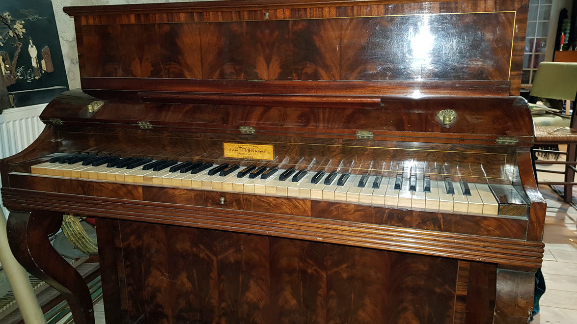 PLEYEL Pianino acajou de Cuba ronceux 1837