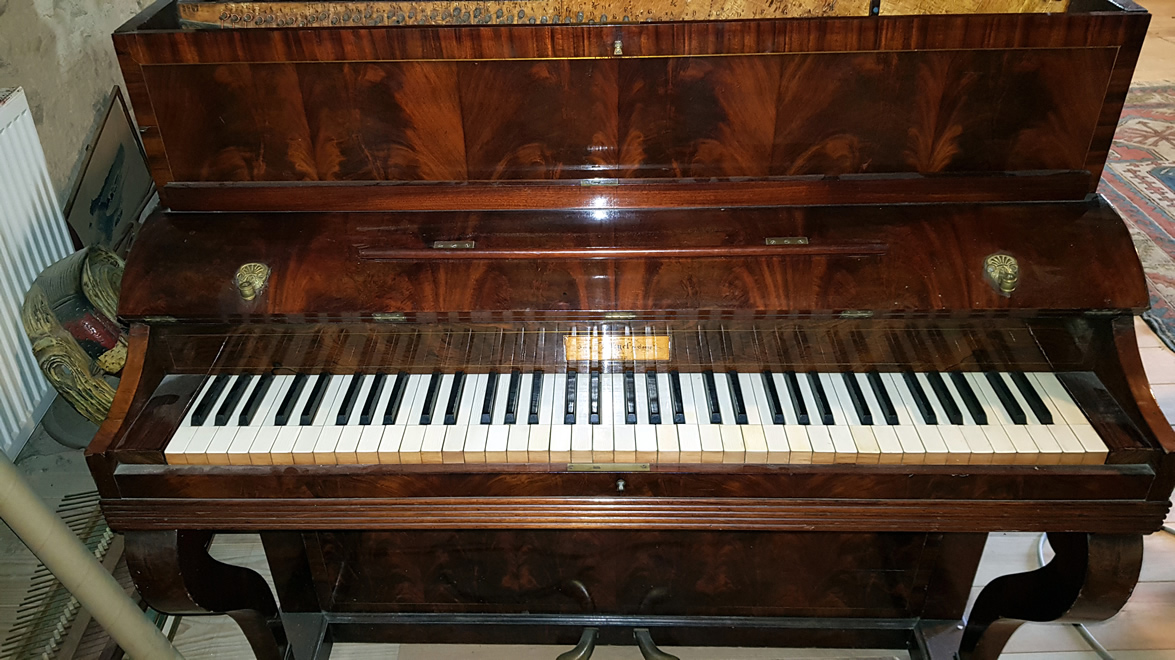 PLEYEL Pianino acajou de Cuba ronceux 1837