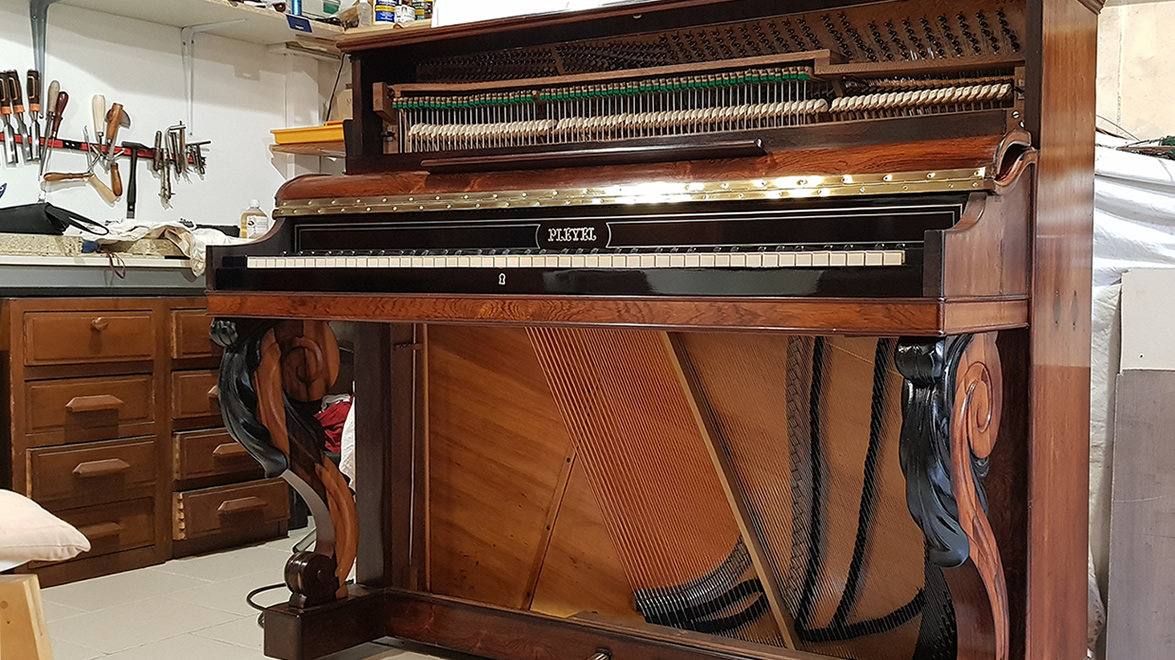 Restauration traditionnelle d'un piano ancien PLEYEL en palissandre de RIO de 1872