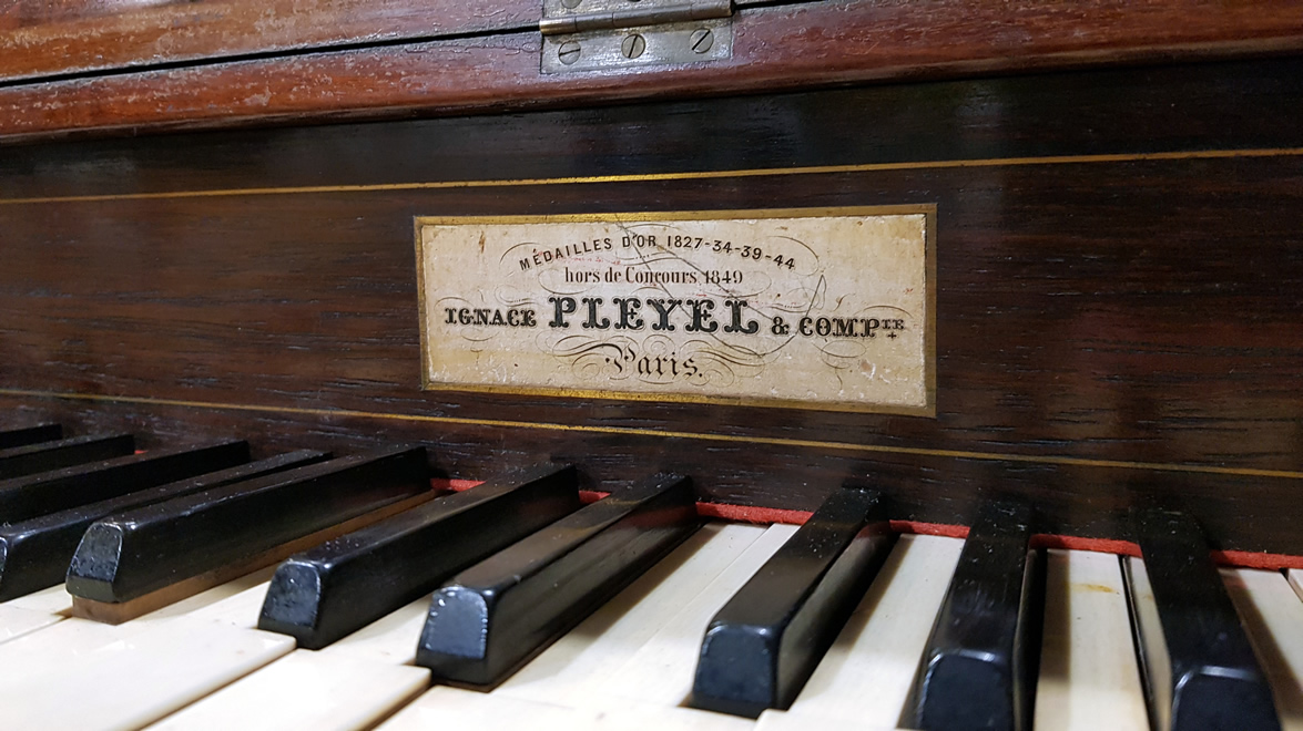 PLEYEL Pianino Acajou Ronceux 1850