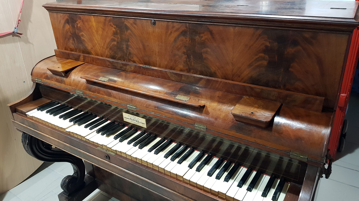 PLEYEL Pianino Acajou Ronceux 1850