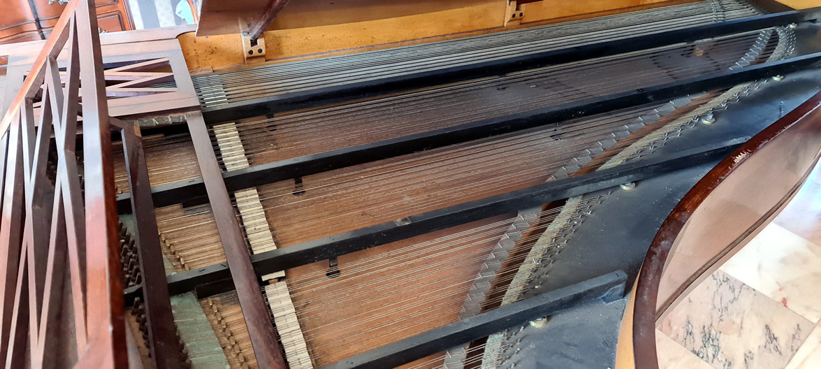 ERARD 1844 piano queue table harmonie
