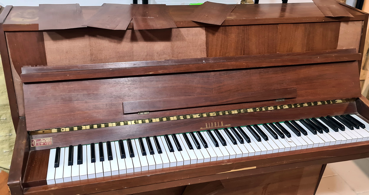 Piano droit RIPPEN 1972 placage noyer