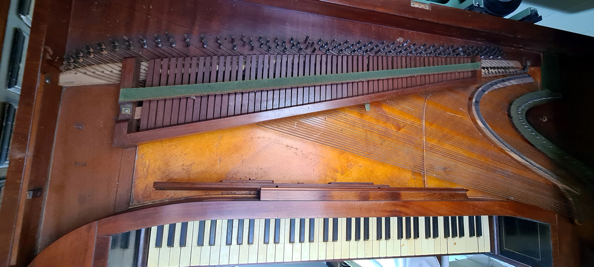 PLEYEL Carré bi-cordes acajou flammé 1838