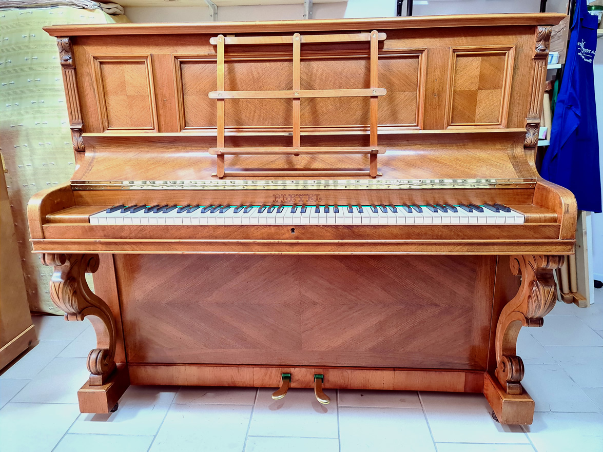 Piano droit PLEYEL 1921 noyer frisé finition cirée