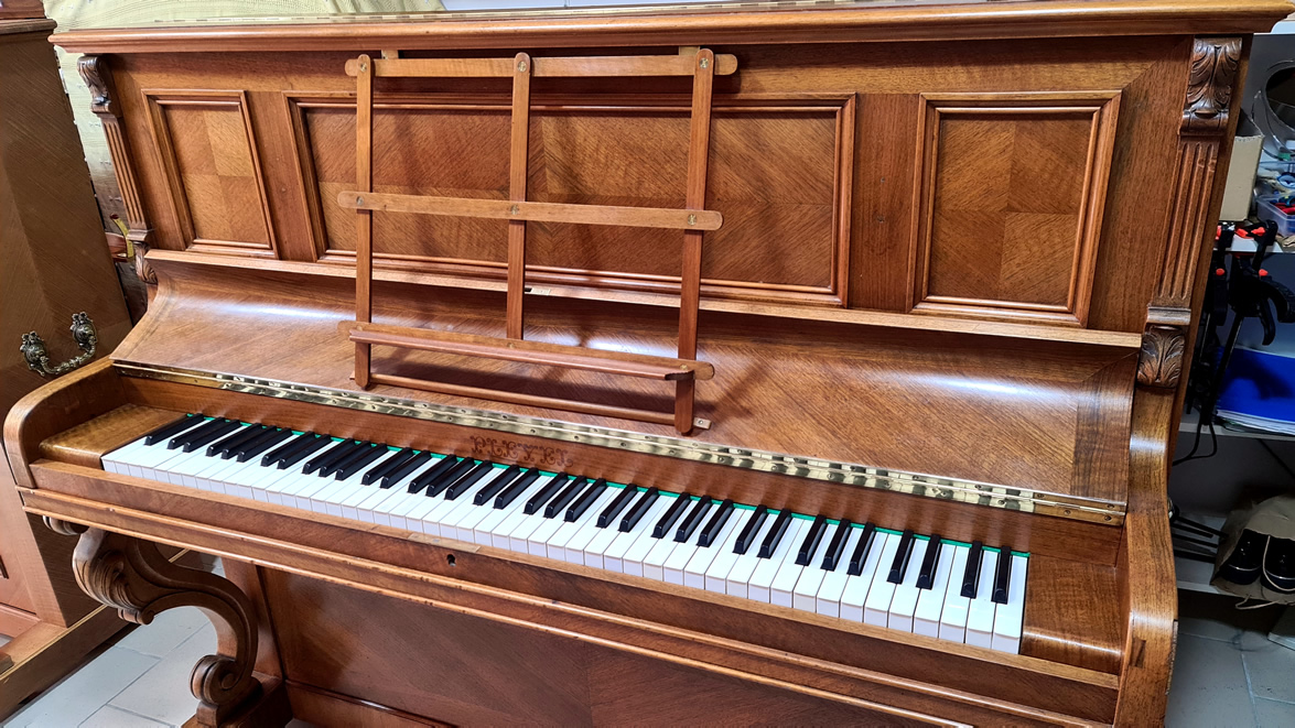 Piano droit PLEYEL 1921 noyer frisé finition cirée