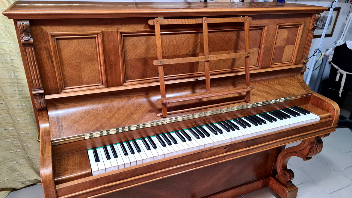 Piano droit PLEYEL 1921 noyer frisé finition cirée