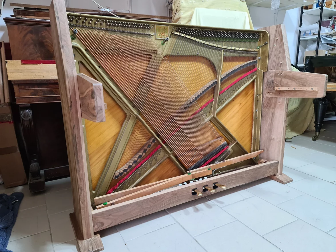 33-montage-des-joues-et-des-pedales-du-piano-RIPPEN