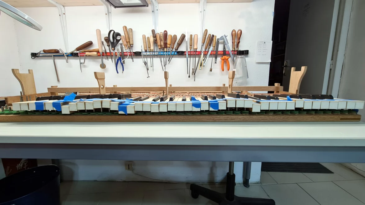 clavier-piano-a-queue-a-restaurer-ERARD