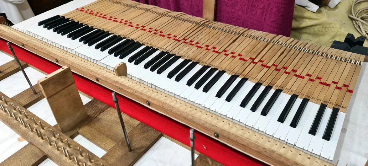 clavier-piano-a-queue-restaure-ERARD