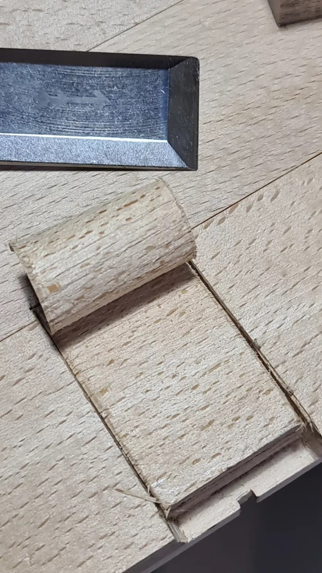 encoche-equerre-du-sommier-faite-au-ciseau-a-bois