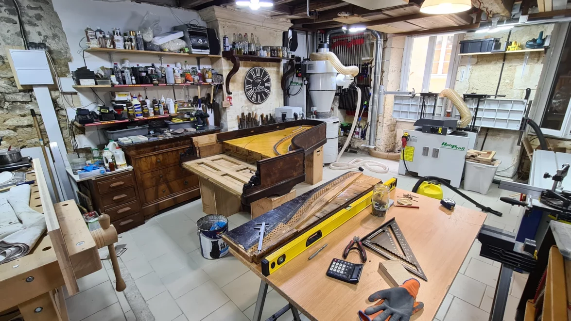fabrication-en-cours-du-sommier-des-chevilles-PLEYEL