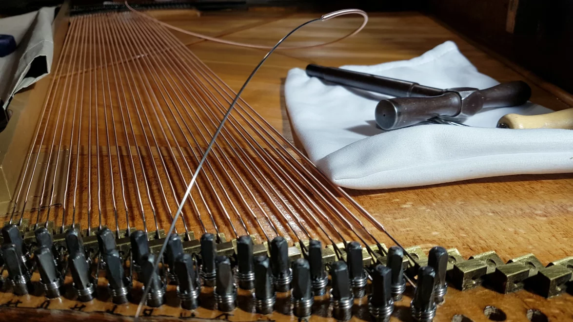 montage-des-cordes-basse-filees-PLEYEL