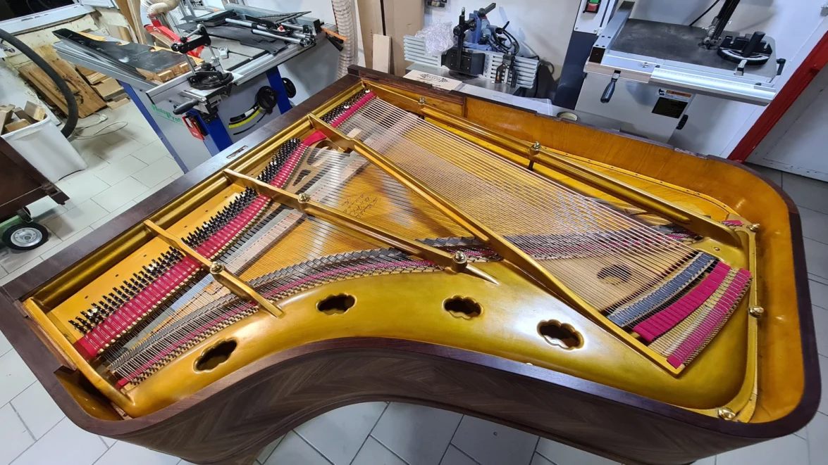 piano-a-queue-avec-nouvelles-cordes-ERARD