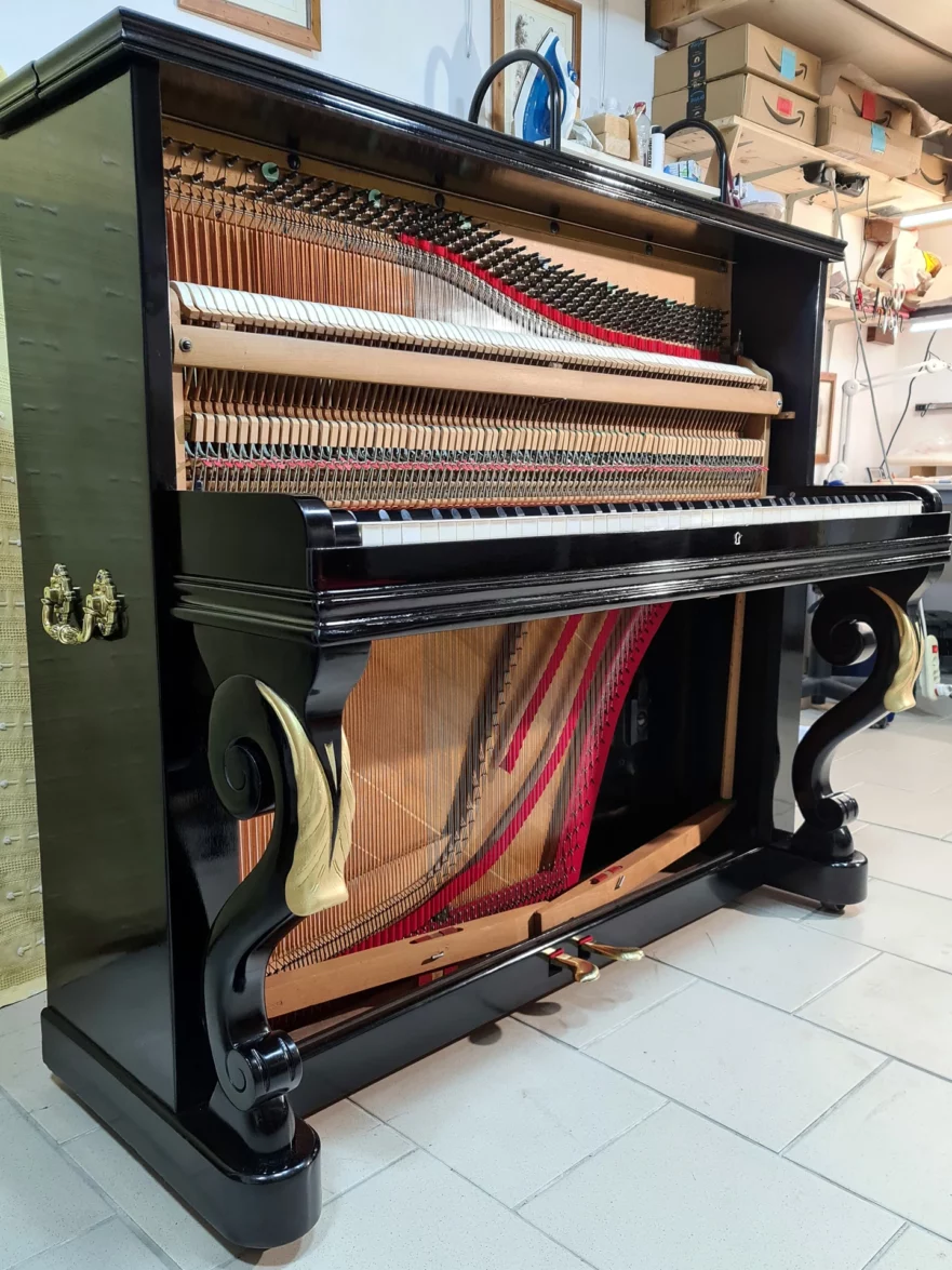 piano-droit-en-cours-de-finition-GAVEAU