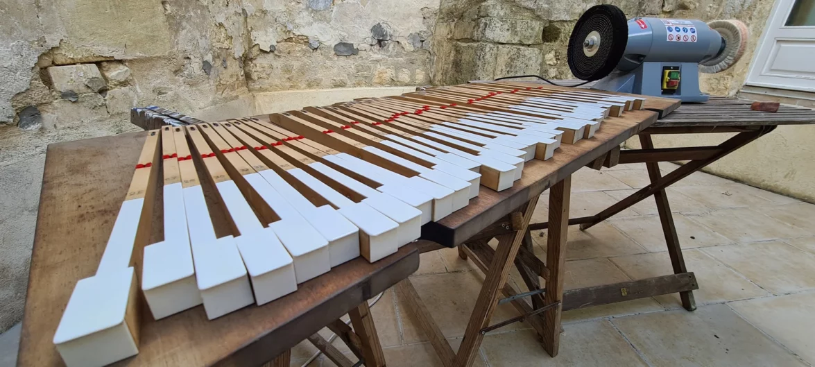 polissage-des-ivoires-clavier-a-la-machine