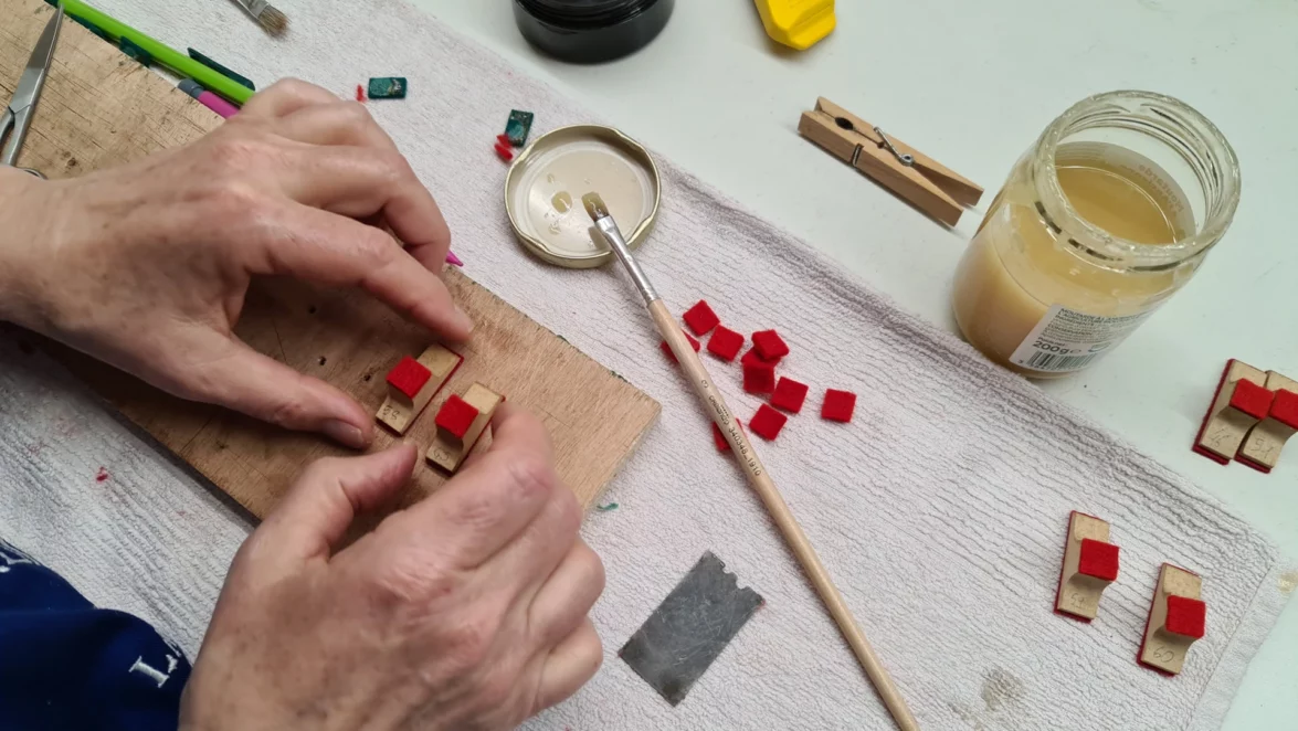 pose-du-feutre-rouge-sur-le-taquet-etouffoir