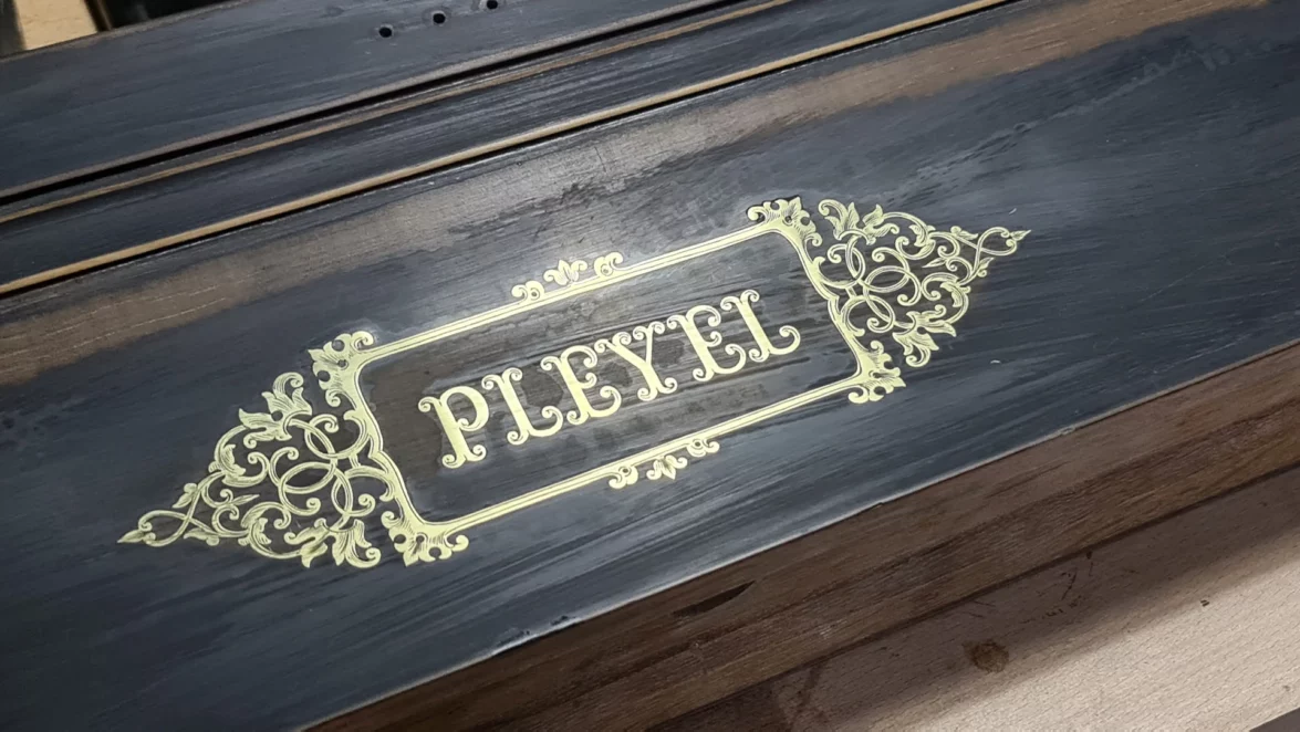 restauration-du-logo-laiton-PLEYEL
