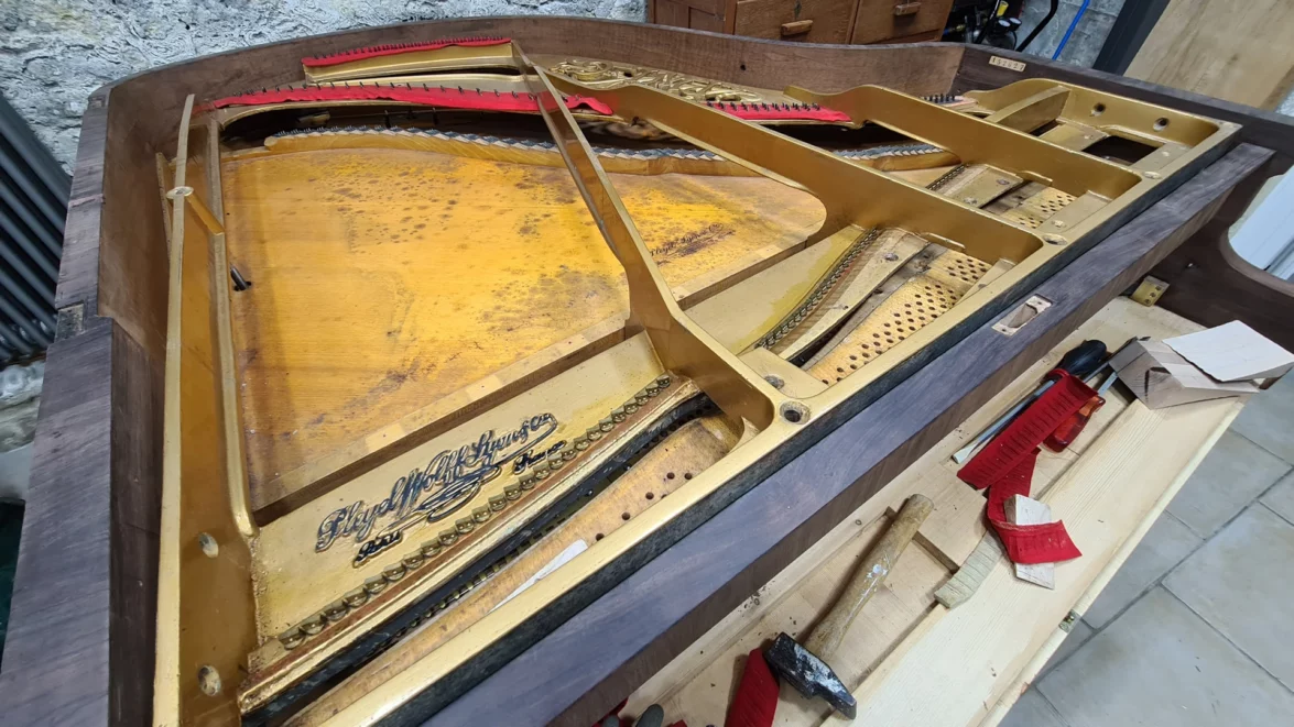 retrait-du-cadre-fonte-PLEYEL