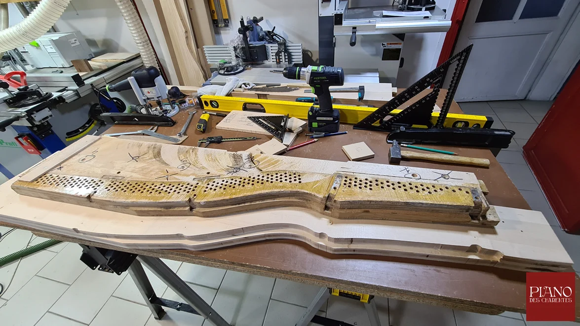 Fabrication et remplacement du sommier des chevilles sur un piano ancien PLEYEL
