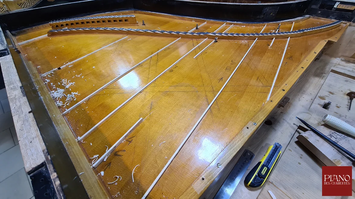 Flipoatge de la table d'harmonie sur un piano à queue ancien PLEYEL