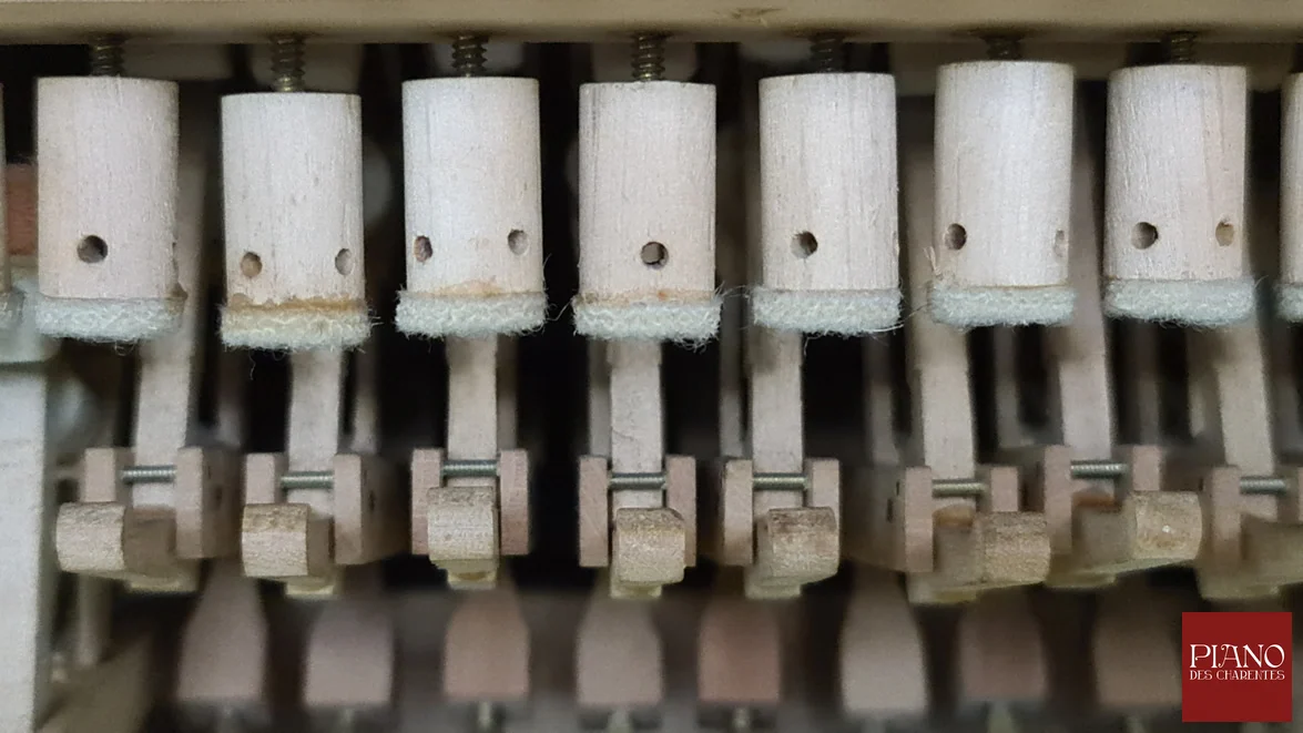 Pilote d'échappement du bâton sur un piano ancien ERARD