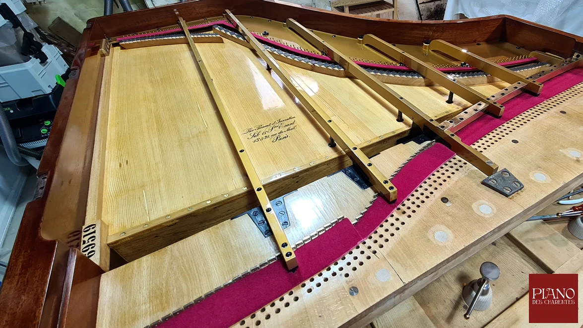 Table d'harmonie piano ancien ERARD en cours de restauration