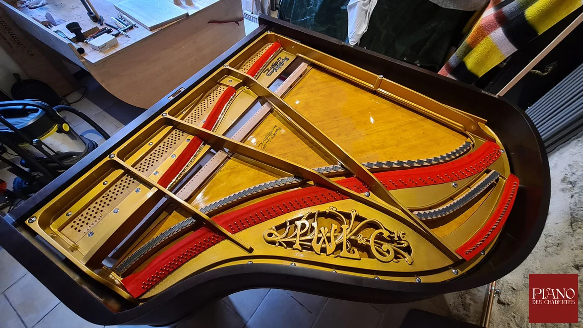 Table d'harmonie restauré d'un piano ancien PLEYEL 3Bis