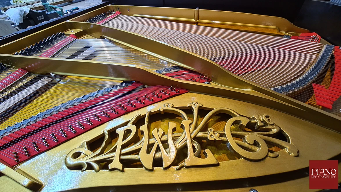 Piano ancien PLEYEL recorder avec des bouclettes courtes dites allemandes