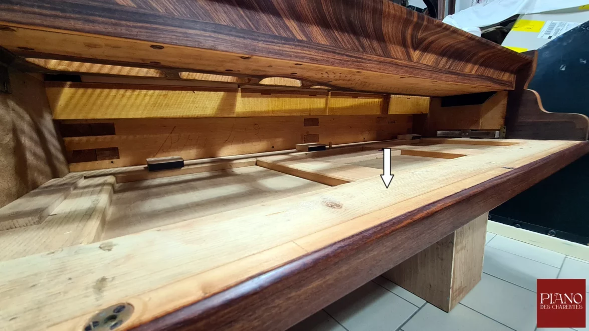 Plateau de clavier sur un piano ancien ERARD