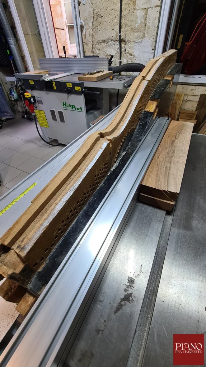 Découpe partie supérieure du sommier des chevilles à la scie à format