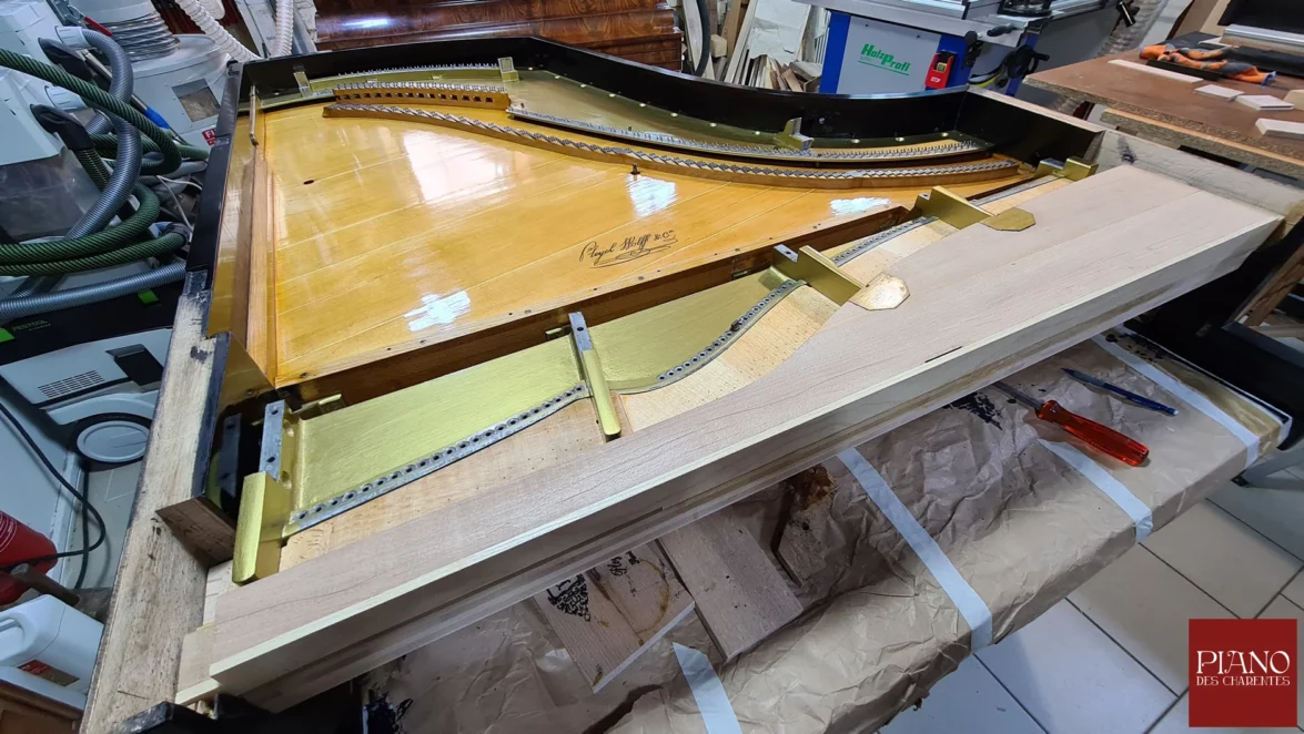 Fabrication partie supérieure du sommier des chevilles du piano PLEYEL