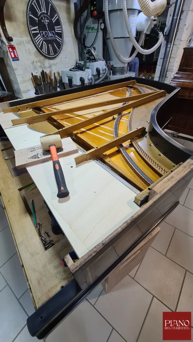 Montage à blanc du cadre serrurier avec le nouveau sommier des chevilles du piano