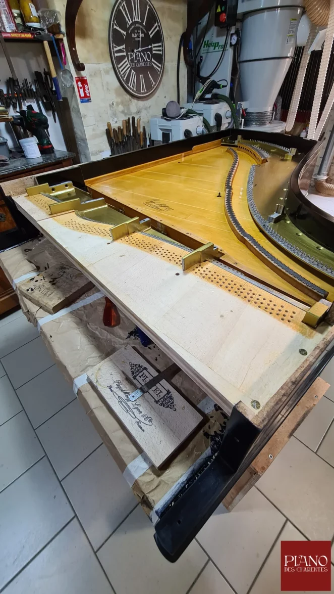 Montage à blanc du sommier des chevilles piano PLYEYEL
