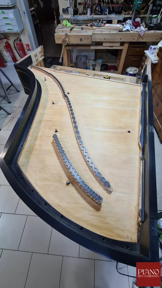 Ponçage fin de la table d'harmonie PLEYEL 1878