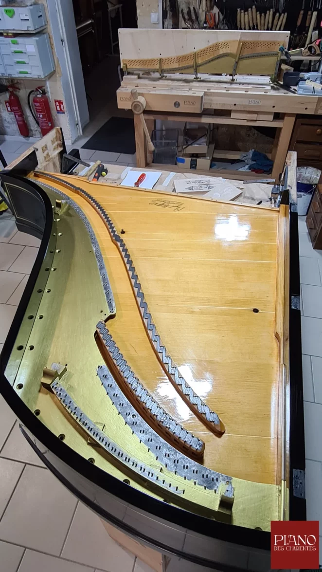 Remontage de la harpe dans le piano ancien PLEYEL 1878