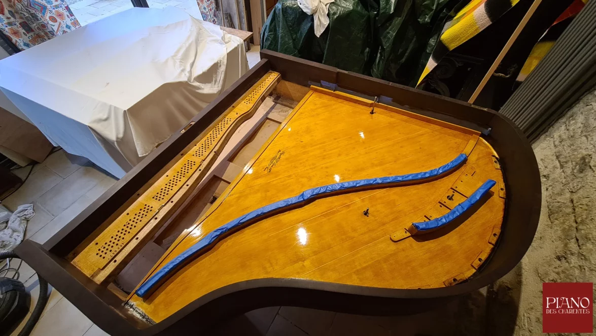 Restauration du vernis de la table d'harmonie piano PLEYEL 3Bis 1911