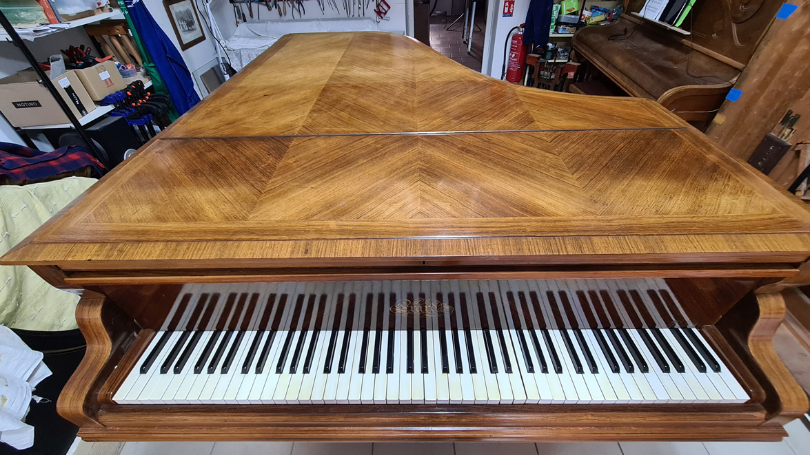 Piano à queue ERARD en palissandre des Indes frisé 1910