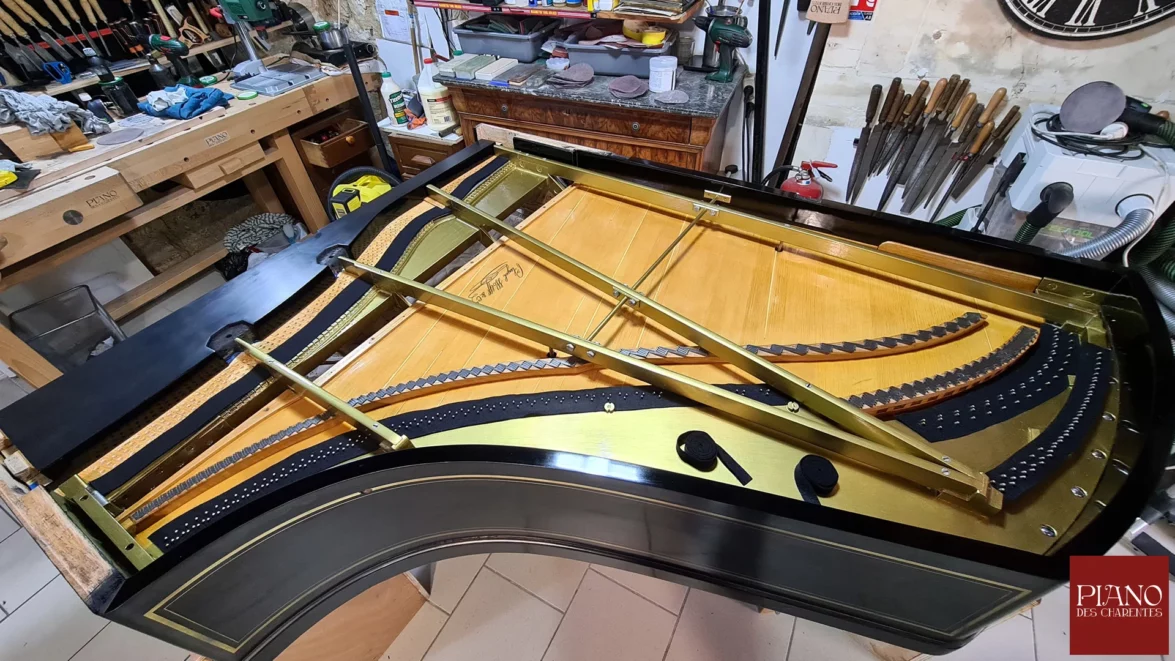 Cadre serrurier cordes croisées piano ancien PLEYEL 1878