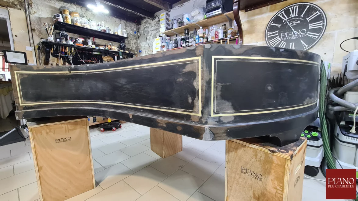 Ceinture piano ancien avec filets de laiton PLEYEL 1878