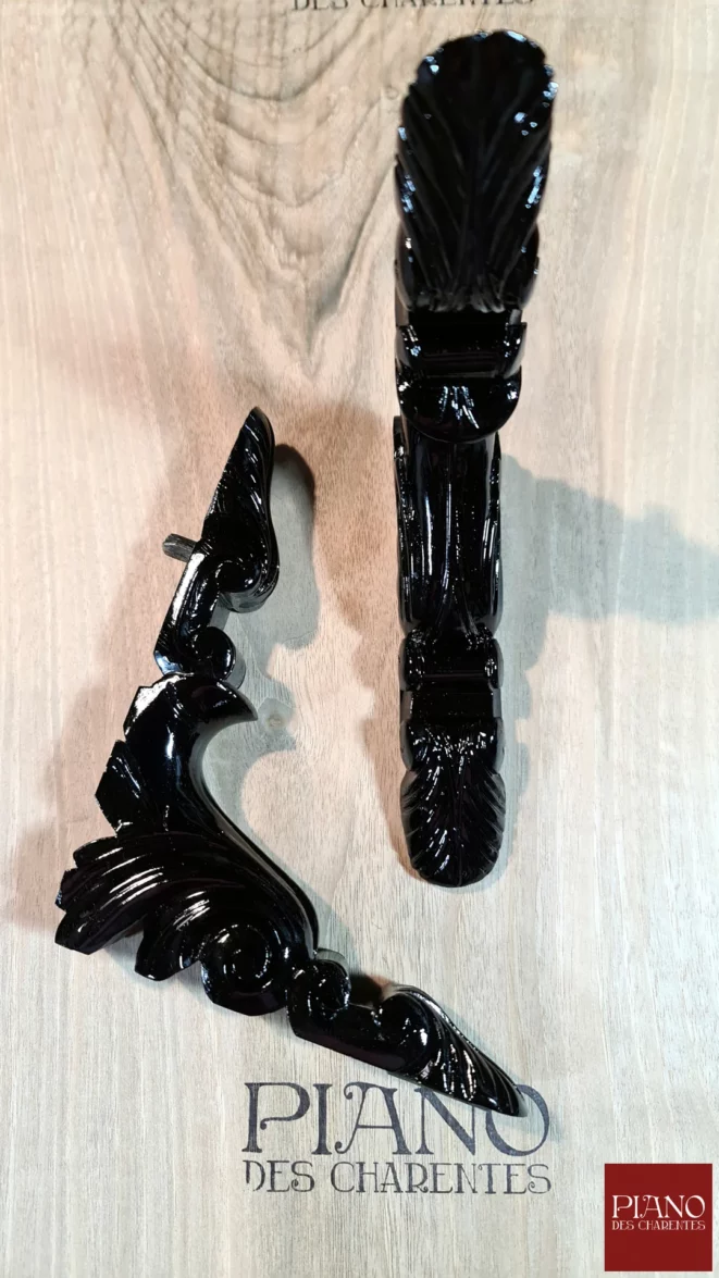 Ornements des pentes piano ancien PLEYEL vernis noir