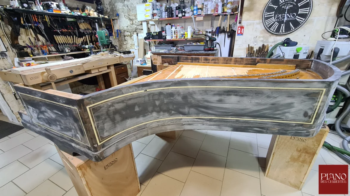 Ponçage fin de la ceinture du piano PLEYEL