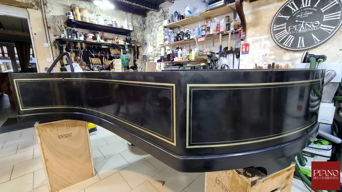 Remplissage noir des pores de la ceinture piano ancien PLEYEL