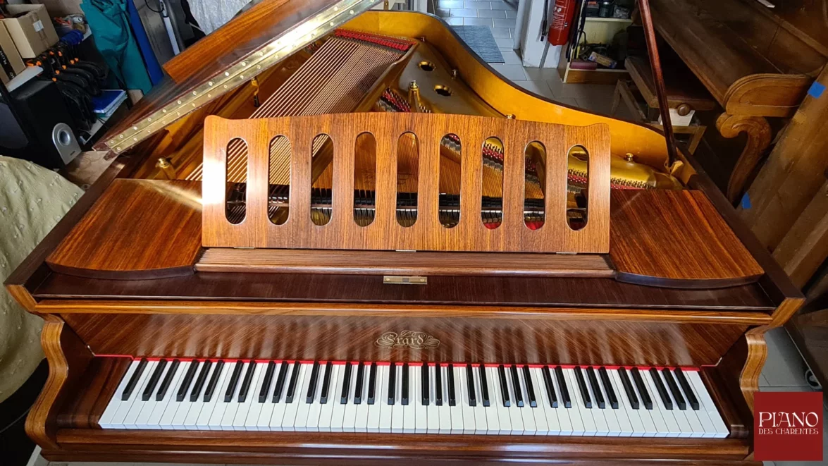 Restauration meuble piano ancien ERARD rempli cirée