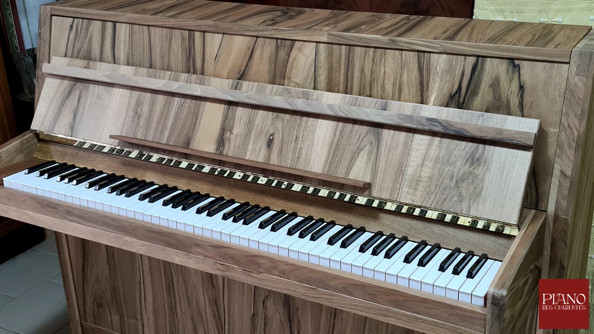 Relooking du piano droit vintage RIPPEN, avec du placage et bois massif de noyer