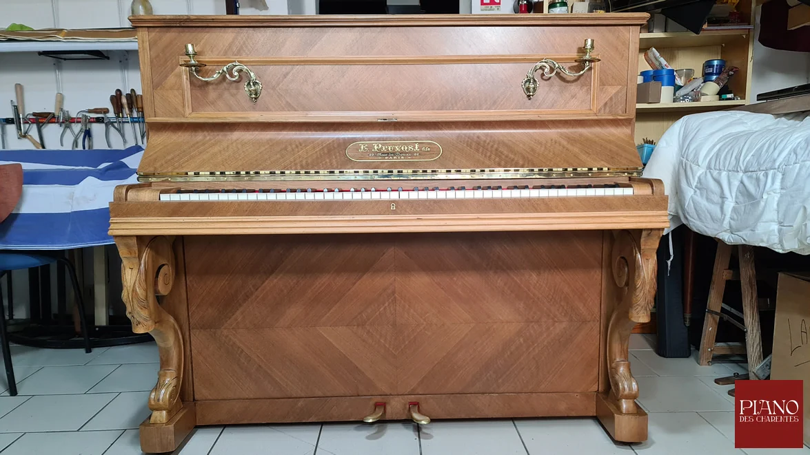 Piano droit ancien PRUVOST 1905 en noyer frisé